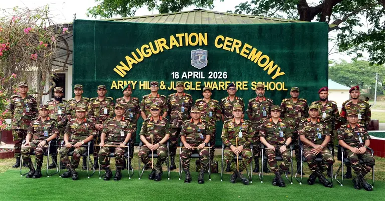 সেনাসদস্যদের সঙ্গে সেনাপ্রধান ওয়াকার-উজ-জামান